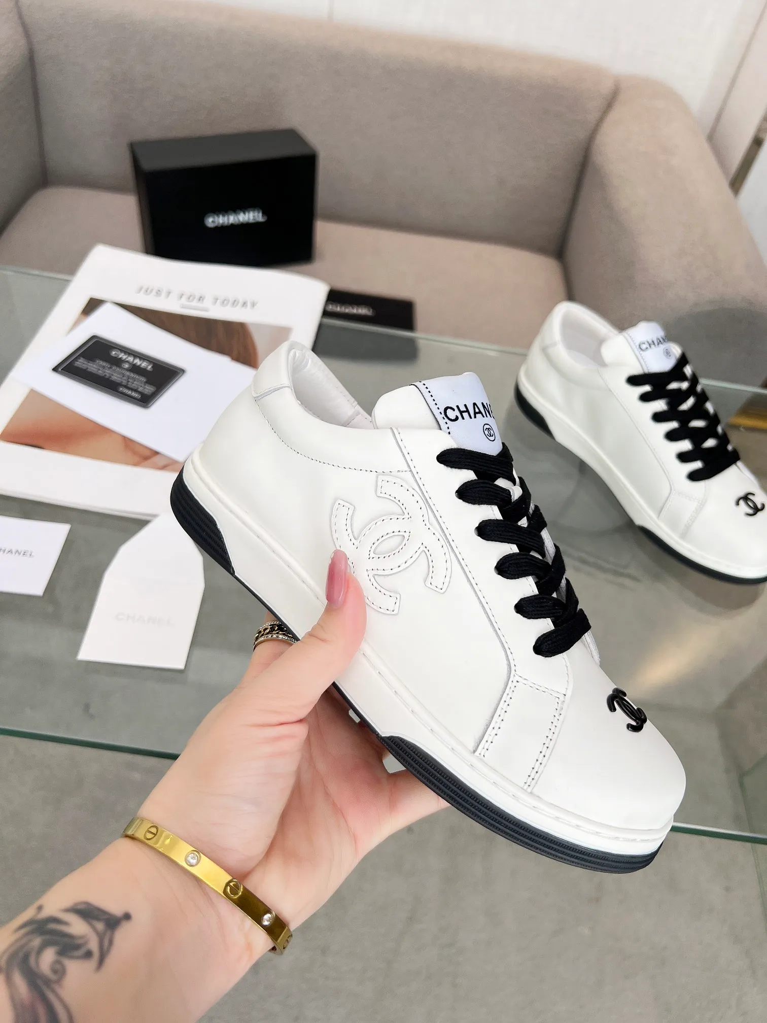 👟👟Ex-factory price 520👟👟Chanel Chanel 24SF latest model full leather panda color white shoes casual sports shoes skateboard shoes original purchase and development production Xiaoxiang C Home Another super popular item in the counter, loved by Internet celebrity bloggers and sisters, and various praises on social platforms. It is very popular, has a high texture, is breathable and super spring and summer. Seeing this issue always arouses the inner desire of girls for fashion. The latest suede material, classic black and white color, full of fashionable feeling on the feet, easy to care for. Fabric: Original customized imported cowhide material. Lining: Customized soft sheepskin lining. Sole: Original molded TPU non-slip outsole. Bottom thickness: 2.5CM. Size: Women's size 35-40 (custom-made sizes 40 are non-refundable)